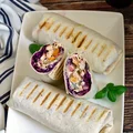 Tortilla kebab z czerwoną kapustą