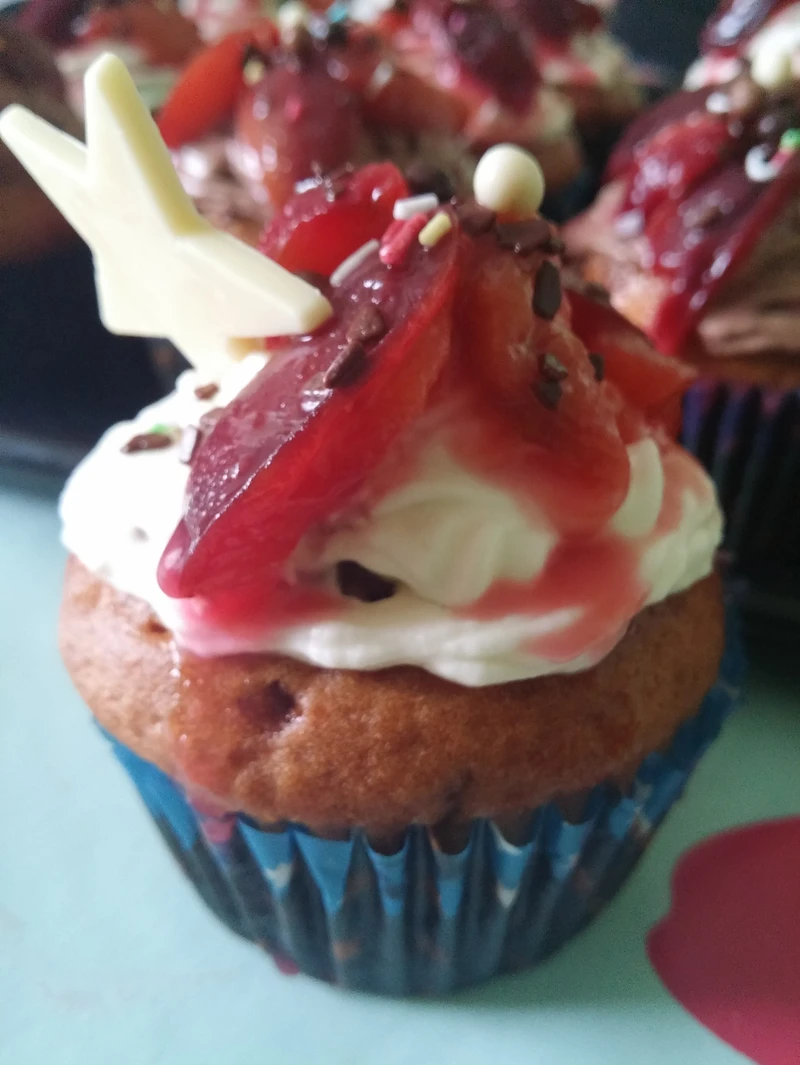 Jogurtowe Muffiny z karmelizowanymi śliwkami
