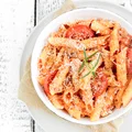 Makaron w sosie pomidorowym z parmezanem