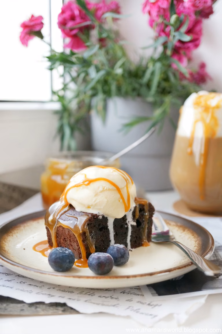 Bezglutenowe brownie z waniliowymi lodami i solonym karmelem