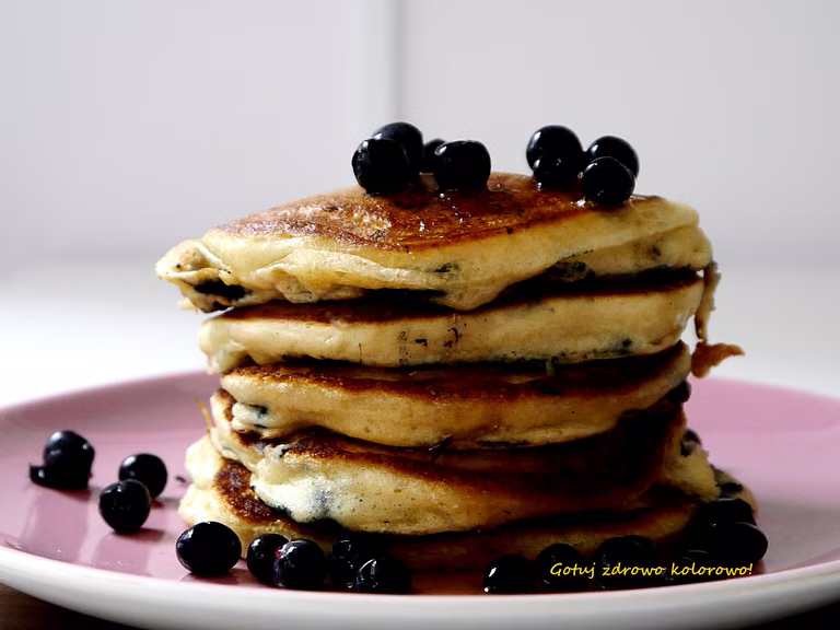 Klasyczne pancakes (pankejki) z jagodami