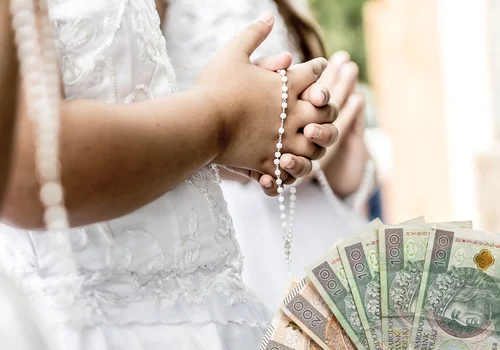 Pudełka ze strzykawkami to nowy komunijny trend! Tradycyjne koperty odchodzą w zapomnienie