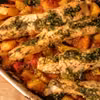 Łosoś w koperkowym pesto z pieczonymi warzywami