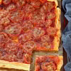 Tarta z ajvarem, salami, pomidorami i mozzarellą