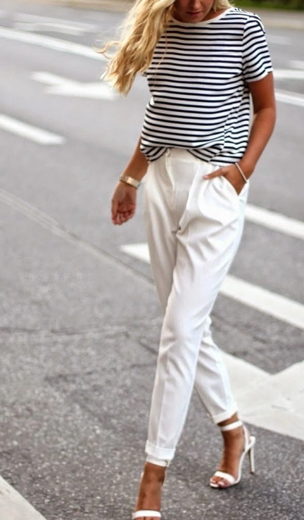 Białe eleganckie spodnie połączone z pasiastą koszulką