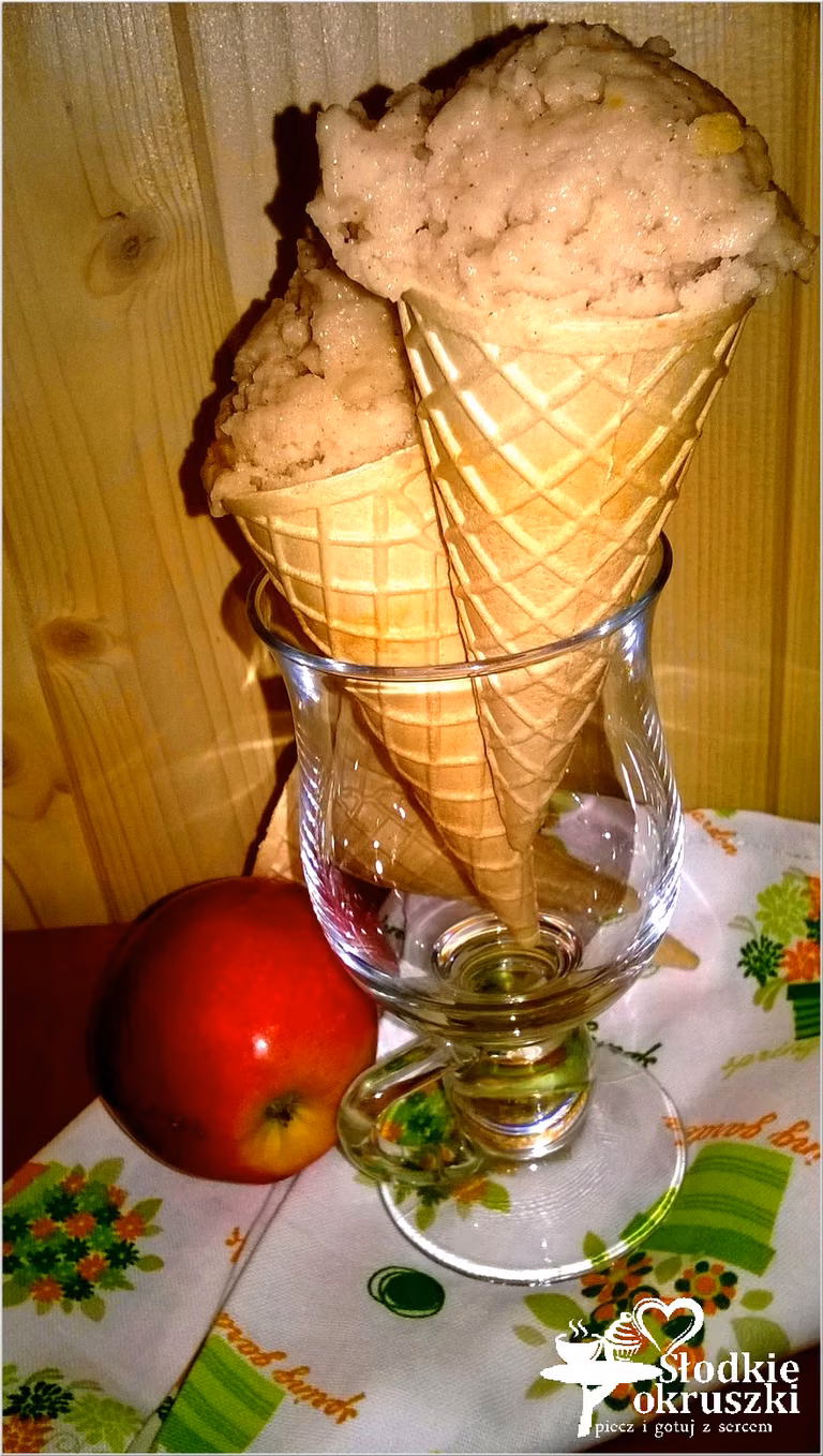 Pyszne i lekki lody jabłkowe z cynamonem i pomarańczową skórką
