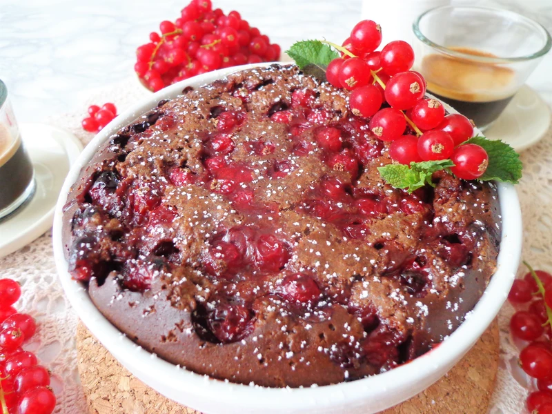 Czekoladowe clafoutis z czerwoną porzeczką