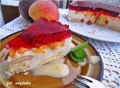 torcik z brzoskwinią, jagodami goji i hibiskusem