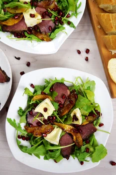 Sałatka z rukolą, camembert, karmelizowaną gruszką