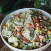 Sałatka z tortellini, ogórkami, papryką i kukurydzą