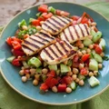Sałatka z pomidorów, ogórka i papryki z grillowanym halloumi