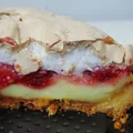 BUDYNIOWA TARTA Z TRUSKAWKAMI I BEZĄ