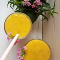 zdrowy koktajl z mango, bananem i kiwi