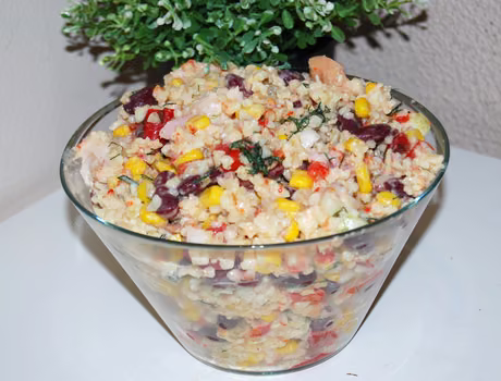 Sałatka z kaszą bulgur i wędzonym kurczakiem