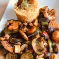 Owoce morza z mieszanką warzywną na sposób orientalny