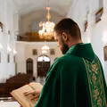 Kobieta wyznała księdzu, że mąż ją bije. Rada duchownego wywołała spore kontrowersje!