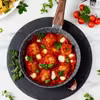 Klopsiki z mozzarellą w sosie pomidorowym