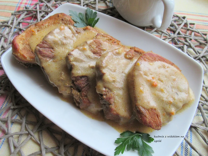 Pieczeń z szynki wieprzowej w gęstym sosie. Soczysta i aromatyczna.