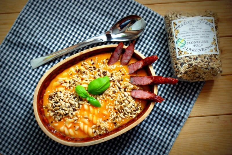 Zupa pomidorowa z ziarnami i makaronem
