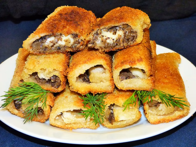 Ekspresowe krokiety z chleba tostowego z pieczarkami i mozzarellą