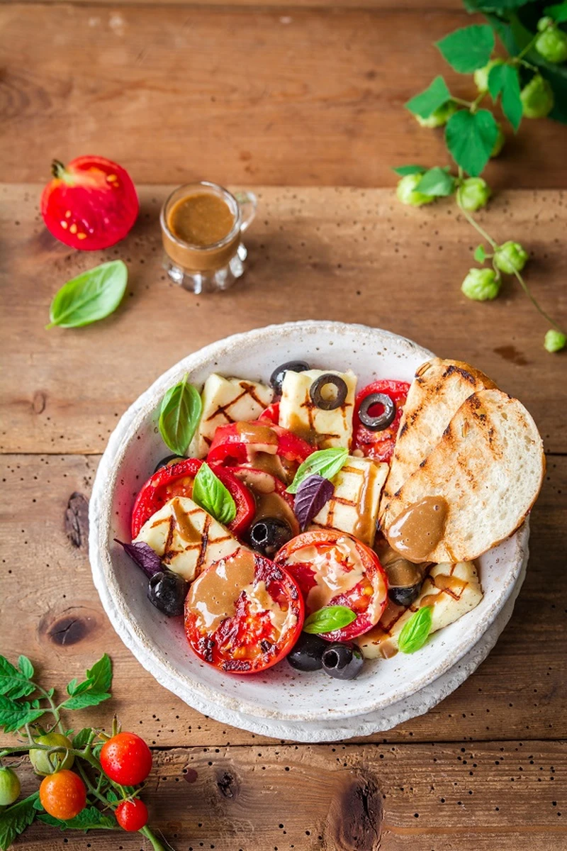 Sałatka z pieczonych pomidorów i halloumi