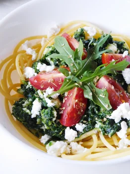 Spaghetti ze szpinakiem, serkiem włoskim i pomidorkami cherry