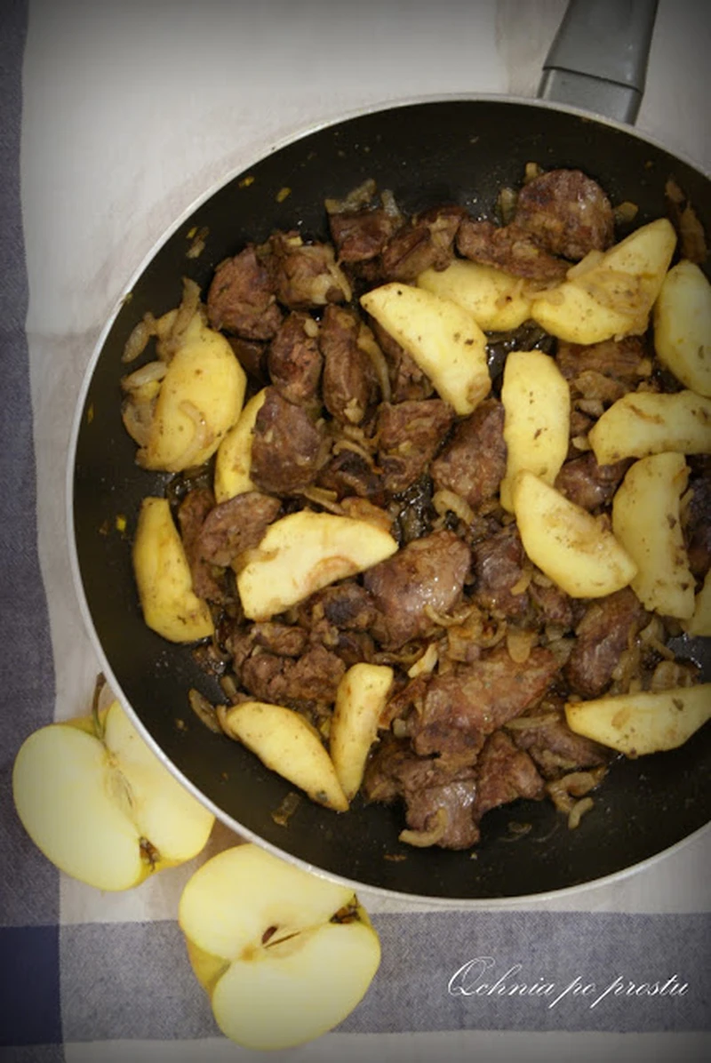 Wątróbka drobiowa z jabłkami i cebulą