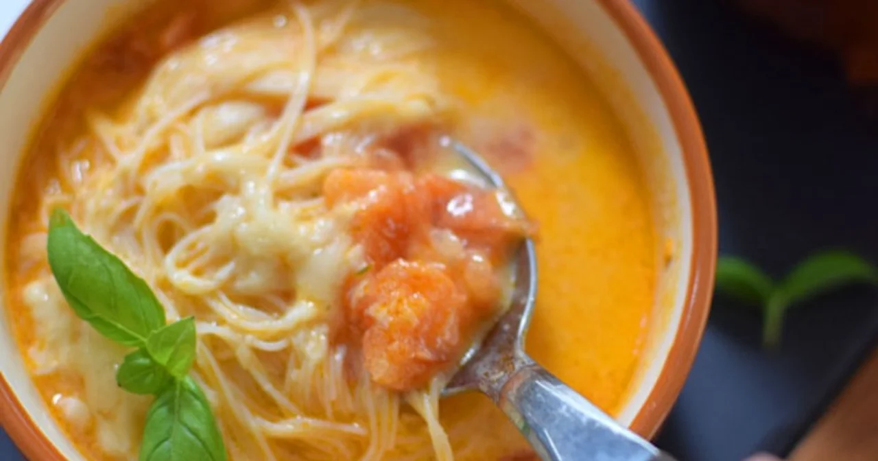 Zupa pomidorowa ze świeżych pomidorów z mleczkiem kokosowym i makaronem ryżowym