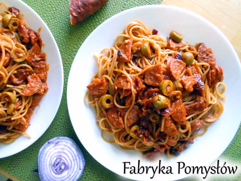 Spaghetti z chorizo w sosie pomidorowym