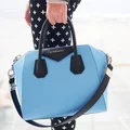 Niebiesko czarna torebka od Givenchy
