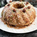 Drożdżowa babka wielkanocna z masą krówkową