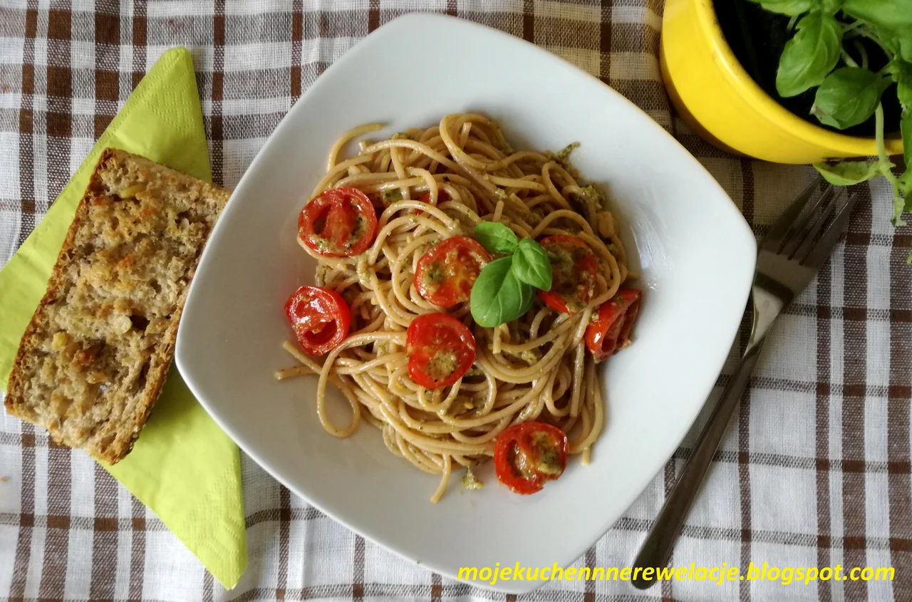 Razowe spaghetti z pesto i pomidorkami koktajlowymi