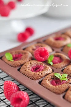 KOSTKA BROWNIE Z MALINAMI
