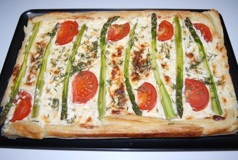 Tarta ze szparagami i pomidorami