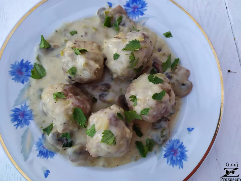 Pulpety w sosie pieczarkowo-porowym