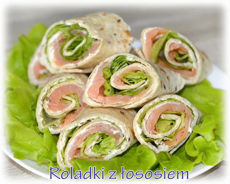 Mini tortille z łososiem i sałatą