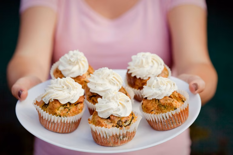 MUFFINKI ZE SZPINAKIEM, FETĄ I ZIOŁOWYM SERKIEM