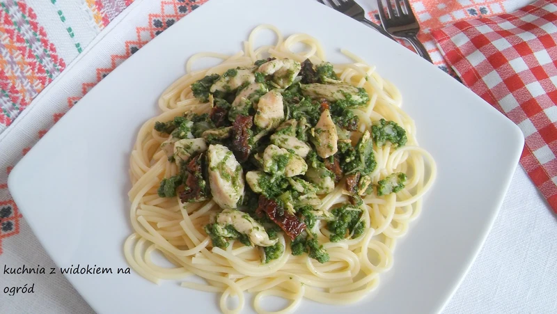 Spaghetti z kurczakiem, szpinakiem i suszonymi pomidorami.