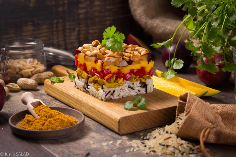 Sałatka warstwowa z ryżem, kurczakiem curry i owocami