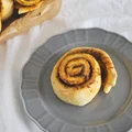 Drożdżowe ślimaczki z pesto z jarmużu i suszonych pomidorów
