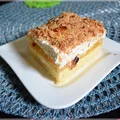 Ciasto z brzoskwiniami, bitą śmietaną i prażonym kokosem