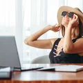 Nawet 3200 złotych na wakacje od pracodawcy! To świadczenie jest alternatywą dla wczasów pod gruszą