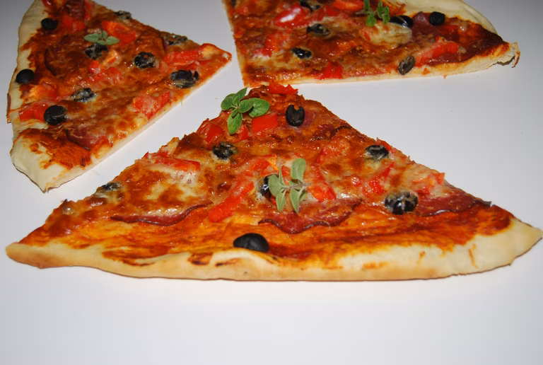 Pizza na cienkim cieście z semoliną