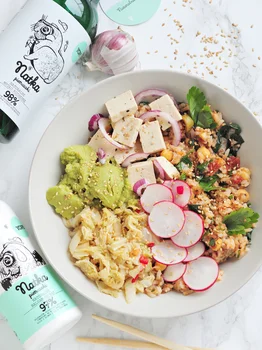Poke bowl z kimchi i tofu