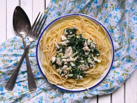 SPAGHETTI Z SOSEM Z INDYKA, SZPINAKU I SERA CAMEMBERT