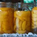 Kroję brzoskwinie i zalewam gorącym syropem! Kilka słoików trzymam na specjalne okazje