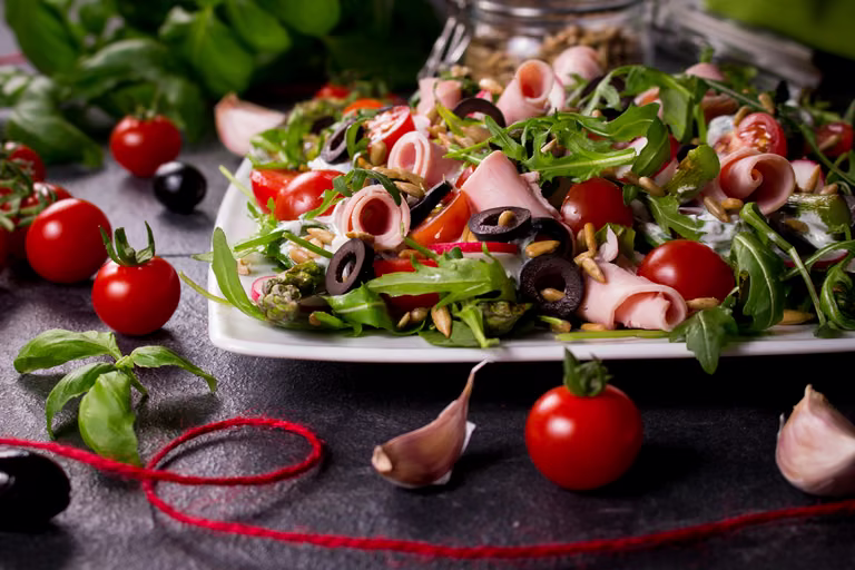 Fit sałatka z szynką i grillowanymi szparagami