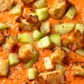 Tradycyjne hiszpańskie gazpacho z pomidorami, warzywami i grzankami. To danie zachwyca smakiem i świeżością
