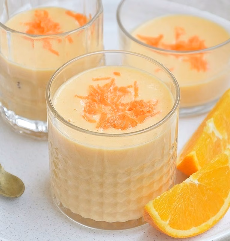 Koktajl bananowy z marchewką i owocami egzotycznymi