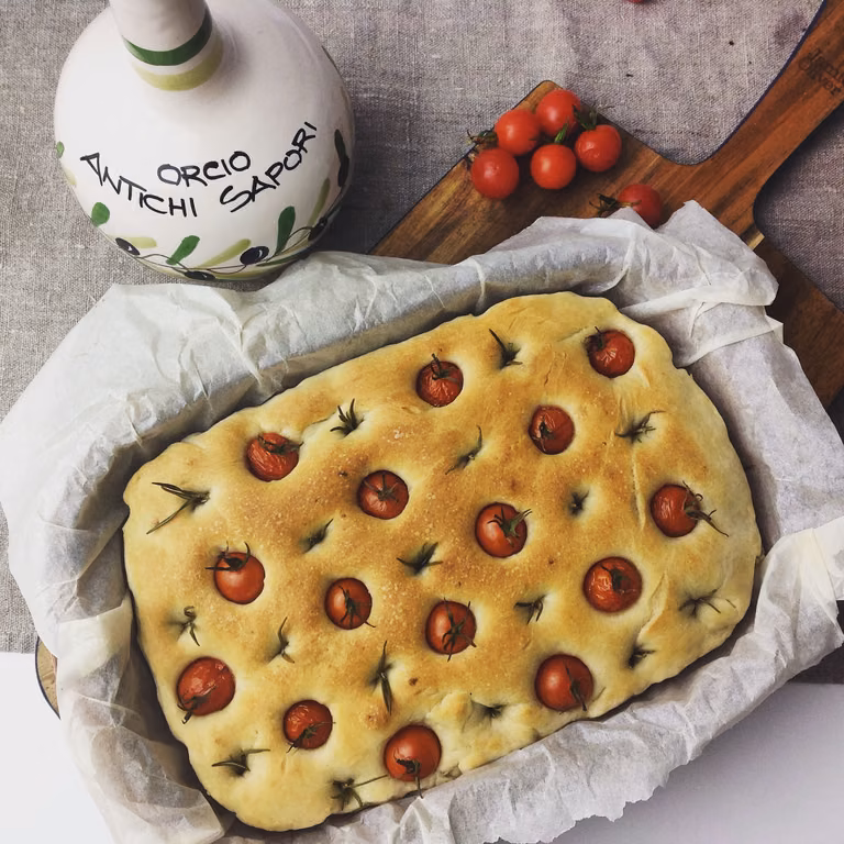 Focaccia z pomidorkami koktajlowymi